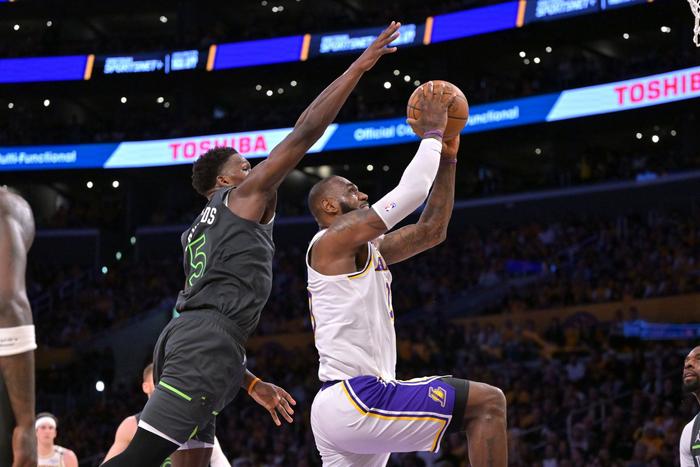 博鱼体育-NBA季后赛生死战，爱德华兹0.1秒三分绝杀，森林狼淘汰掘金首进西决